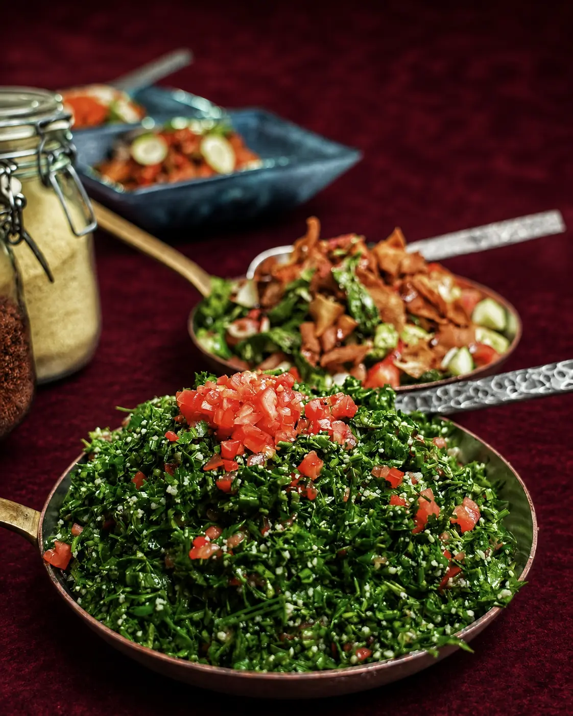 Tabbouleh och fattoush i kopparfat