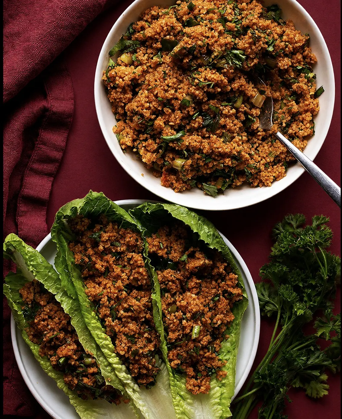 Bulgursallad serverad i skål och i salladsblad
