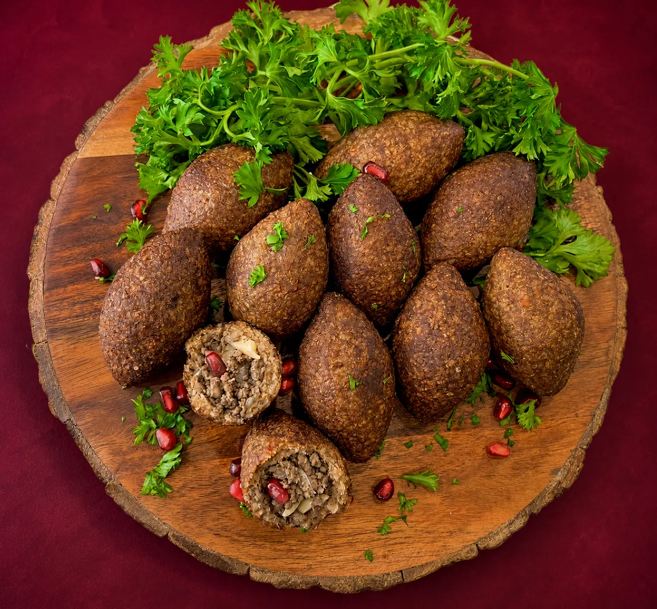 Kubba med köttfyllning på träbricka