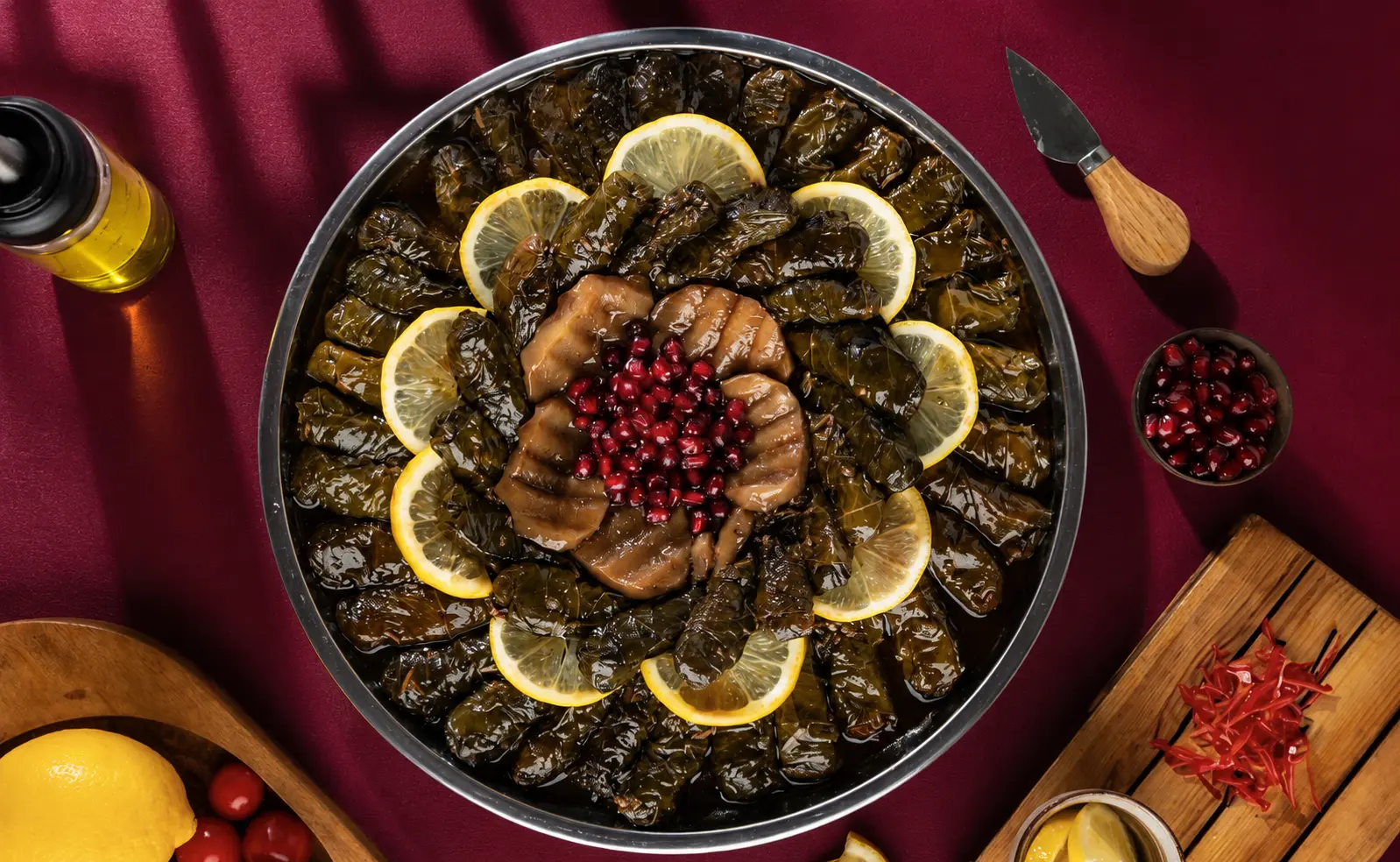 Dolma i gryta med citronskivor och granatäpple