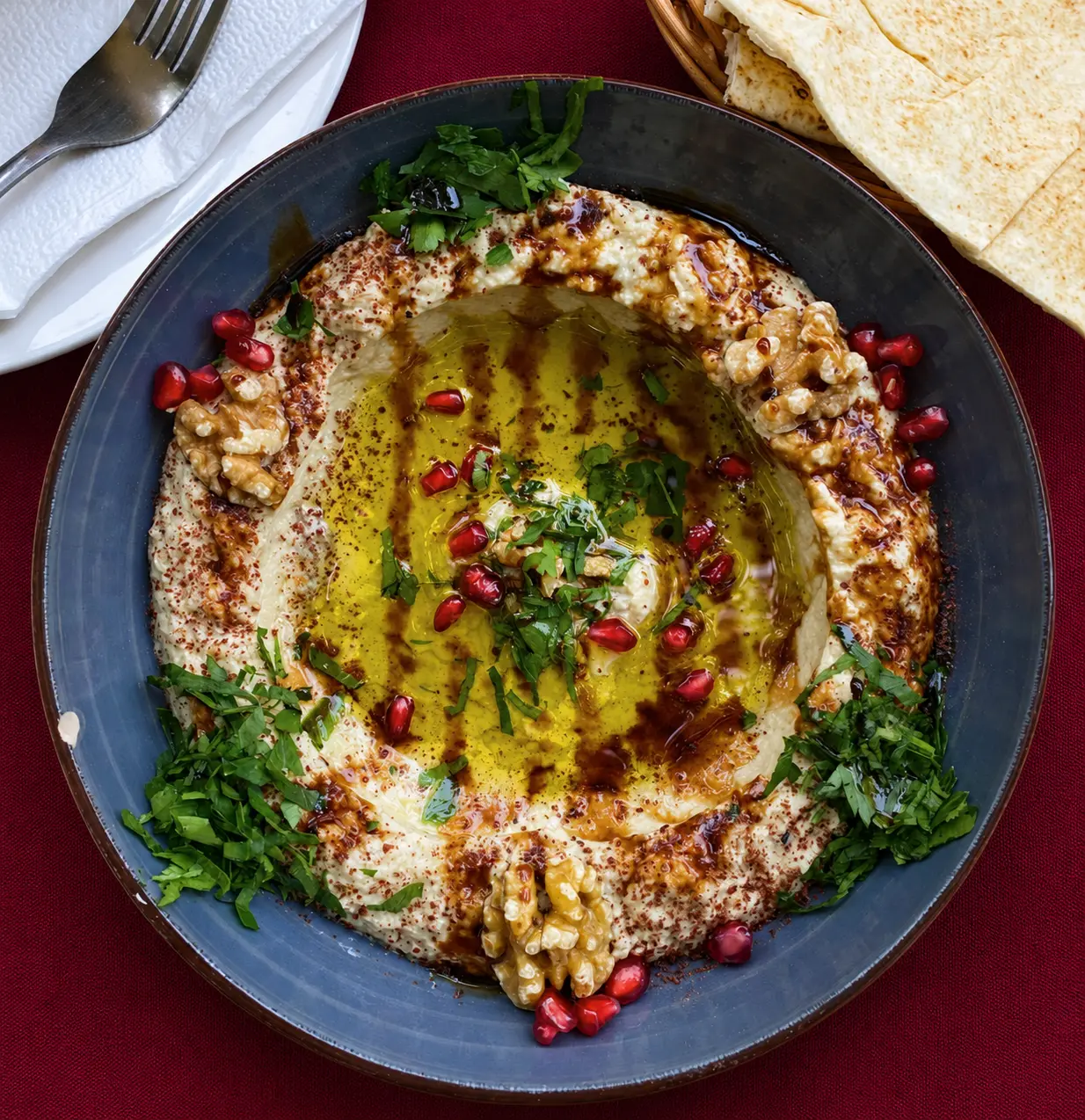 Hummus med valnötter, granatäpple och sumak